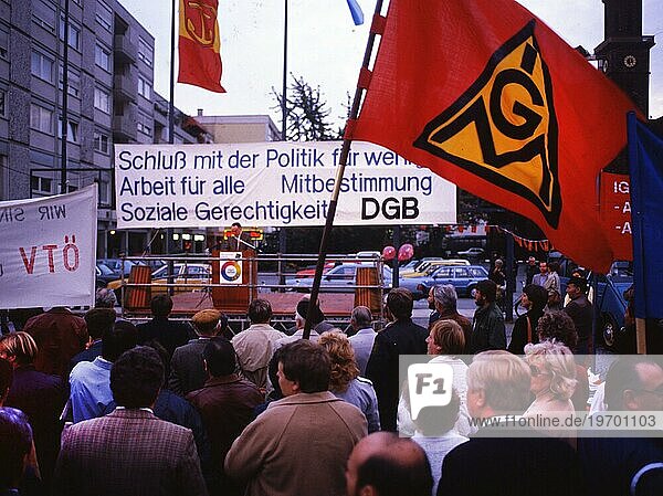 DEU  Deutschland: Die historischen Dias aus den Zeiten 84-85 r Jahre  Ruhrgebiet. DGB-Demo. gegen Arbeitslosigkeit und Sozialabbau ca. 1984