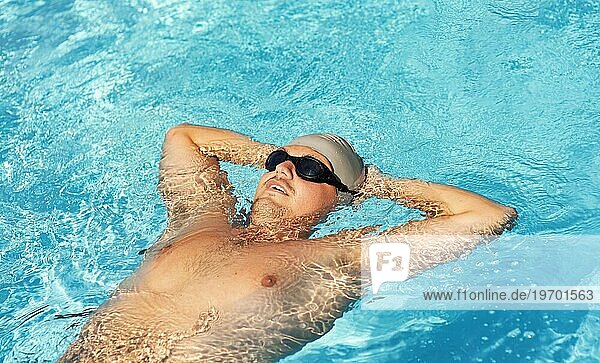 Männlicher Schwimmer im Schwimmbecken