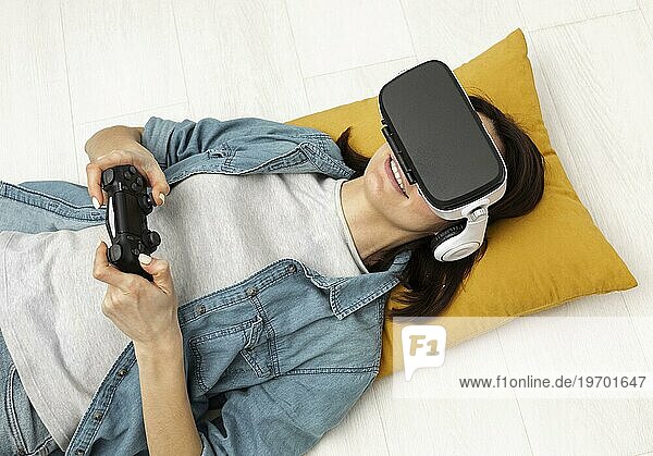 Porträt einer Frau mit Virtual Reality Headset beim Spielen