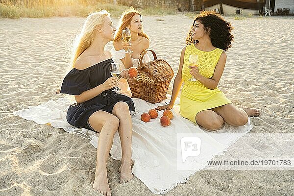 Frontansicht Mädchen beim Picknick am Strand