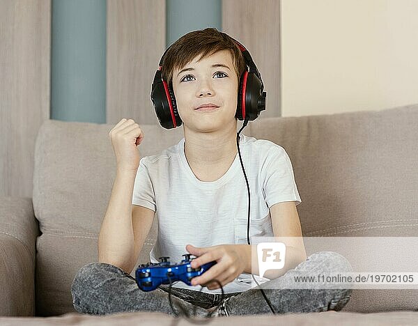 Junge spielt zu Hause Spiele