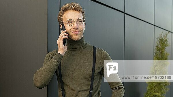 Schönes männliches Modell am Telefon