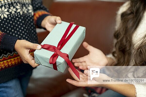 Close up Junge Mädchen teilen Geschenke