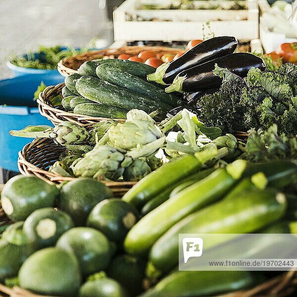 Arrangement pflanzlicher Weidenkorb Markt