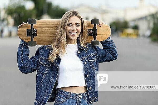 Mittlere Einstellung Frau hält Skateboard