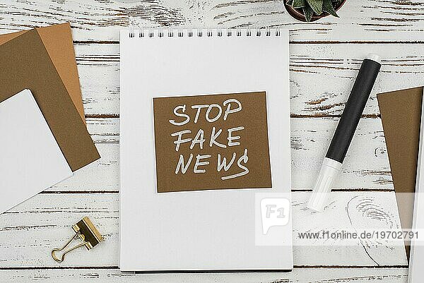 Stop Fake News Konzept Draufsicht