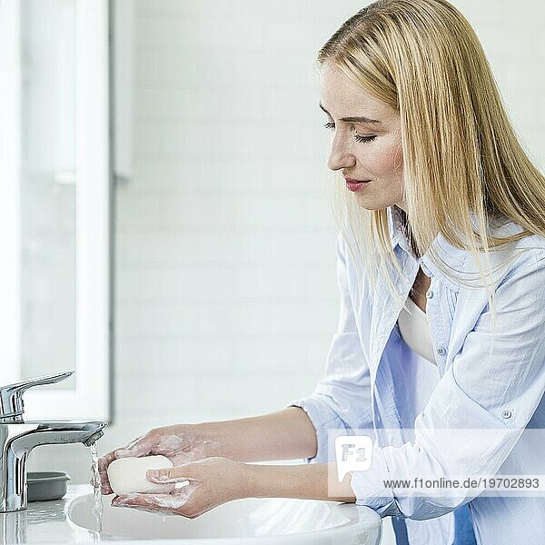 Seitenansicht Frau wäscht ihre Hände mit Seife