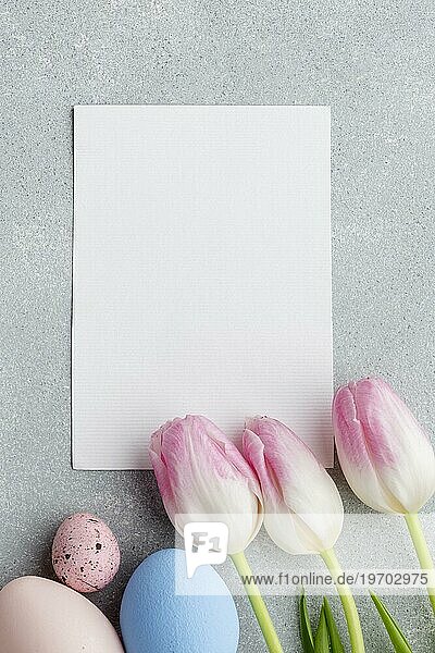 Draufsicht leeres Papier mit Tulpen bunte Ostereier