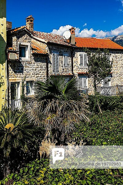 Blick vom Rundgang auf der alten Stadtmauer  Altstadt von Budva  Montenegro  Budva  Montenegro  Europa