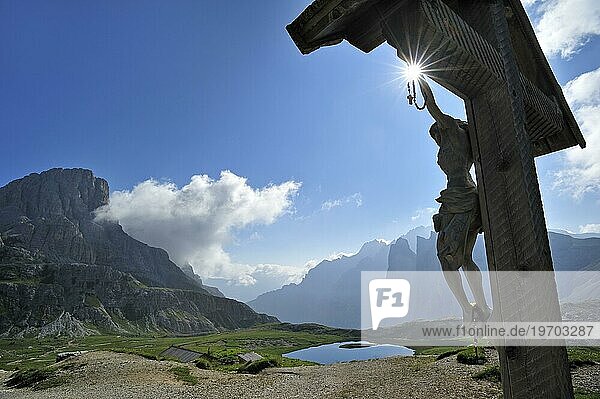 Kruzifix in der Nähe der Dreizinnenhütte  Rifugio Antonio Locatelli an den Drei Zinnen  Drei Zinnen in den Dolomiten  Italien  Europa