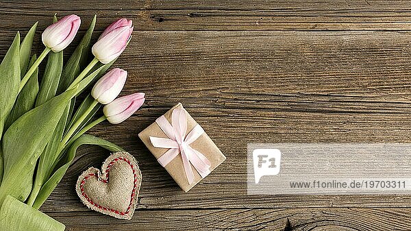Tulpen mit Geschenk daneben