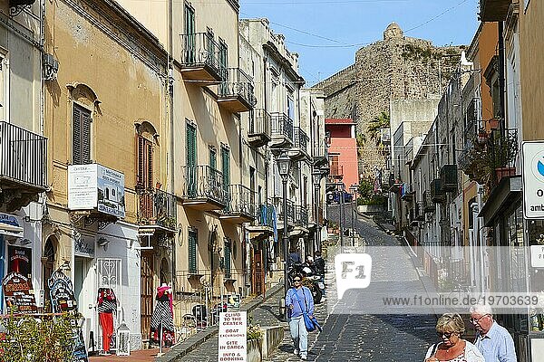 Schmale gepflasterte Straße  Altsatdt  Balkone  Passanten  Kastell  Lipari-Stadt  Lipari  Liparische Inseln  Äolische Inseln  Sizilien  Italien  Europa