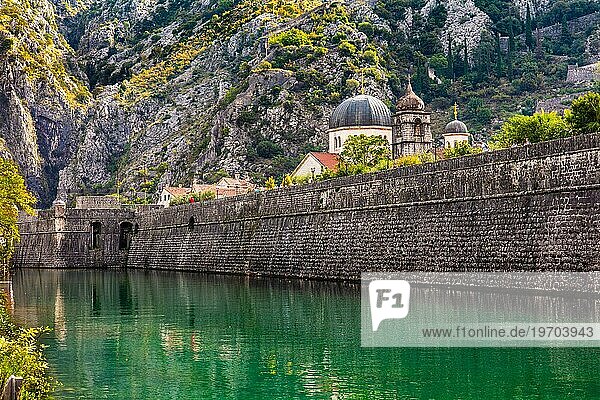 Festungsmauer zum Nordtor  mittelalterliche Stadt Kotor mit verwinkelten Gassen  reich an historischen Sehenswuerdigkeiten  Montenegro  Kotor  Montenegro  Europa
