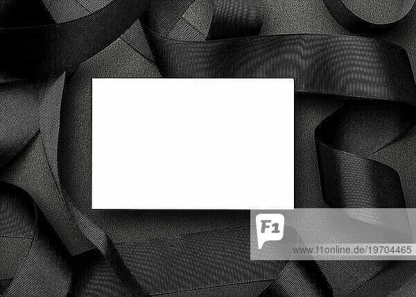 Weißes Papier elegant schwarzer Hintergrund