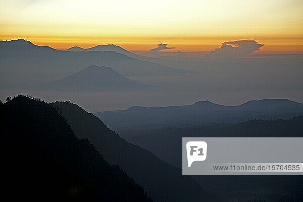 Sonnenaufgang vom Mount Bromo  Gunung Bromo  aktiver Vulkan und Teil des Tengger Massivs  Ost Java  Indonesien  Asien