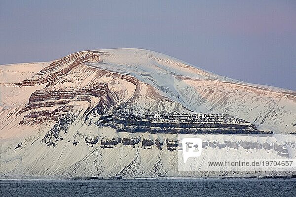 Schneebedeckter Berghang aus dem Karbon mit Schichten im Herbst  Billefjord  Billefjorden  Svalbard  Spitzbergen  Norwegen  Europa