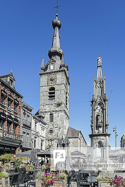 Stiftskirche St. Peter und Paul und Prinzenbrunnen auf dem Grand Place in der Stadt Chimay  Provinz Hennegau  Ardennen  Wallonien  Belgien  Europa