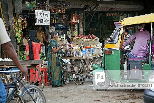 Mobile Reparaturwerkstatt und dreirädriges Taxi in einer belebten Straße in Delhi  Indien  Asien