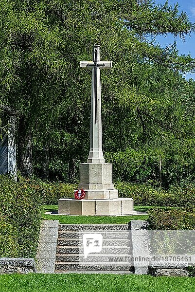 Britisches Opferkreuz des Ersten Weltkriegs auf dem Soldatenfriedhof St. Symphorien  Gräberfeld des Ersten Weltkriegs in Saint Symphorien bei Mons  Hennegau  Belgien  Europa