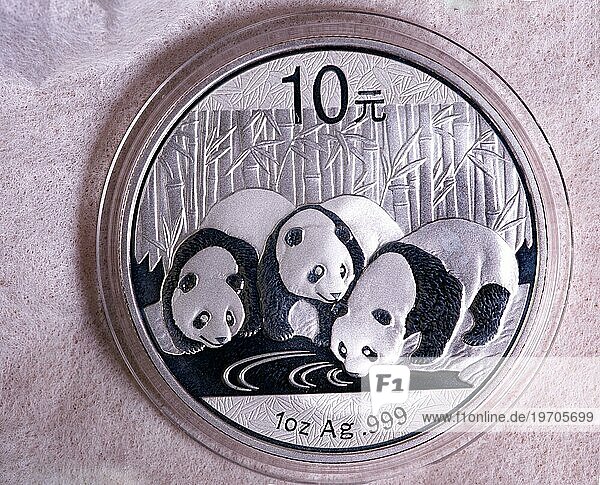 Chinesische Silbermmünze  China Panda  Reines Silber  1 Unze  Motv  3 Pandabären trinken am Wasser