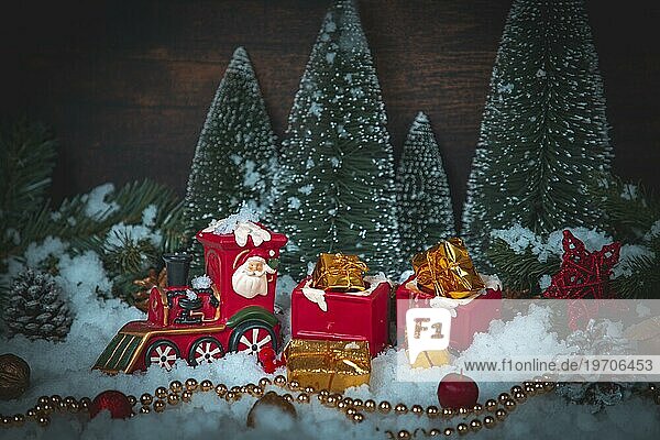 Weihnachtliche Szene  Zug mit Geschenkpäckchen in Schnee  Deko  Holzhintergrund
