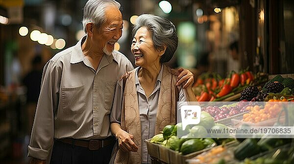 Ein glückliches älteres chinesisches Ehepaar genießt den Bauernmarkt mit seinen üppigen Produkten. generative AI
