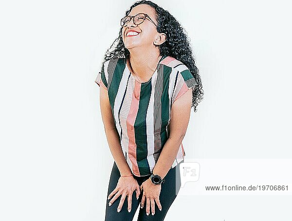 Junge Frau mit Brille  die laut lacht  isoliert. Lustige junge afro Frau lachend auf isolierten Hintergrund