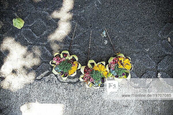 Drei schöne bunte Opernschalen am Straßenrand. Blumen als Opfergabe in Ubud  Bali