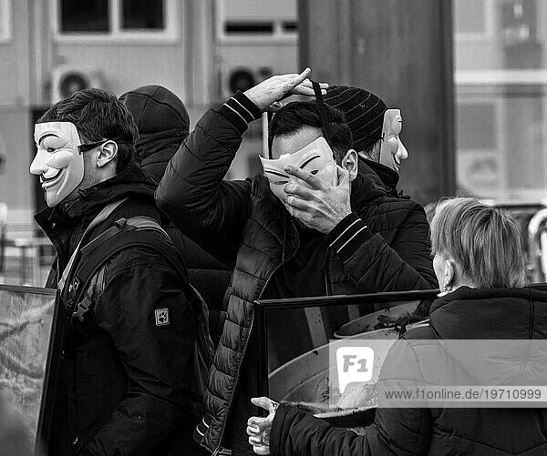 Schwarz-Weiß Fotografie  Kundgebung gegen Tierversuche  Teilnehmer mit Guy Fawkes Maske  Vendetta  Potsdamer Platz  Berlin  Deutschland  Europa