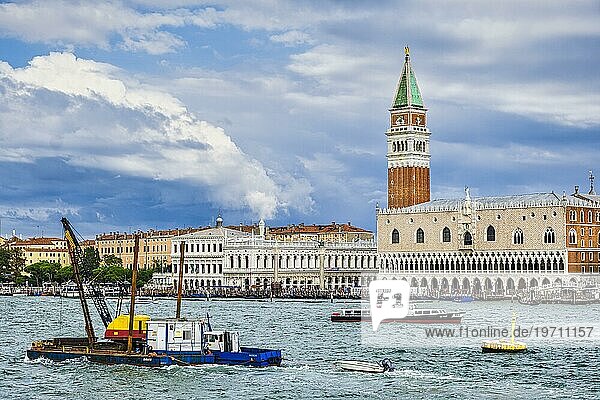 Schiffe vor Markusturm  Venedig  Italien  Europa