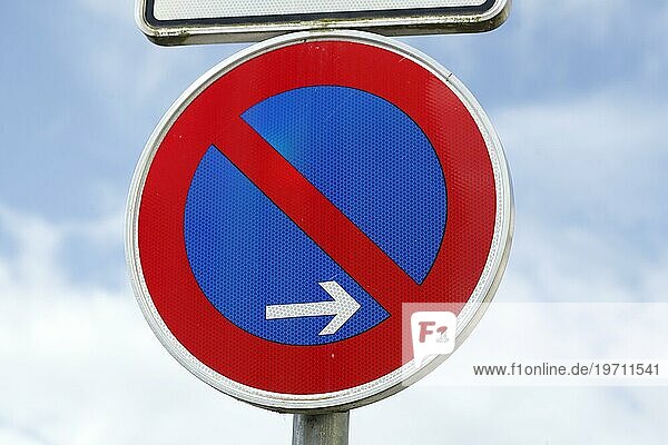 Verkehrsschild  eingeschränktes Halteverbot  Deutschland  Europa