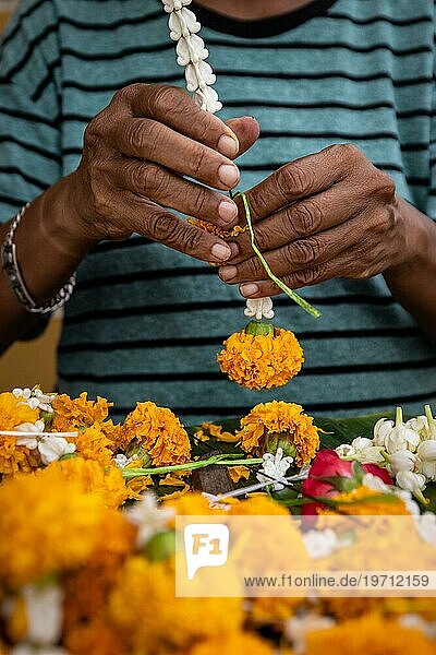 Blumenkranz  Blumen  Kette  gelb  Religion  Buddhismus  Tempel  Tradition  basteln  Hände  Frau  Arbeit  Bangkok  Thailand  Asien