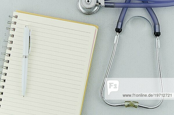Draufsicht Stift Spirale Notebook Stethoskop grauem Hintergrund