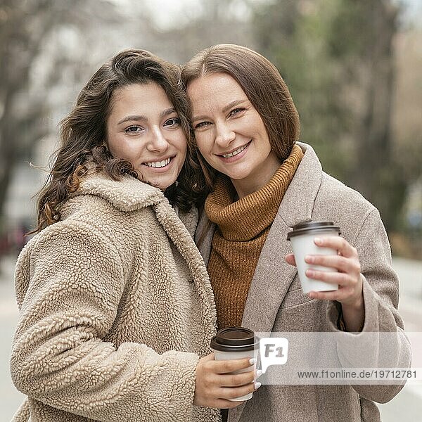 Medium shot Frauen mit Kaffee im Freien