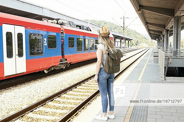 Reisende Frau am Bahnhof