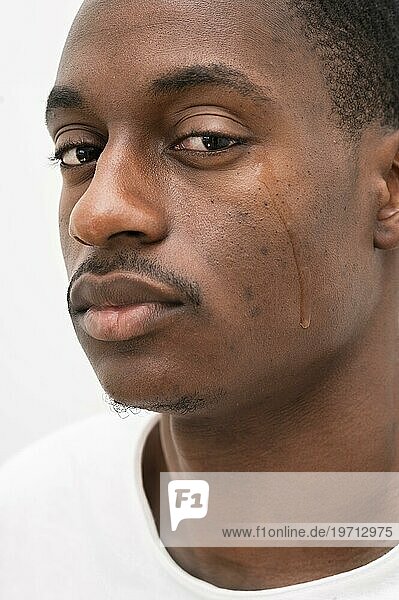 Trauriger schwarzer Mann weint