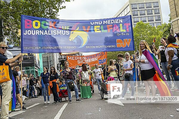 Gruppe des Deutschen Journalisten Verband  DJV. Christopher Street Day  Pride Demonstration als Zeichen für Vielfalt  Respekt  Akzeptanz und Gleichberechtigung  Stuttgart  Baden-Württemberg  Deutschland  Europa