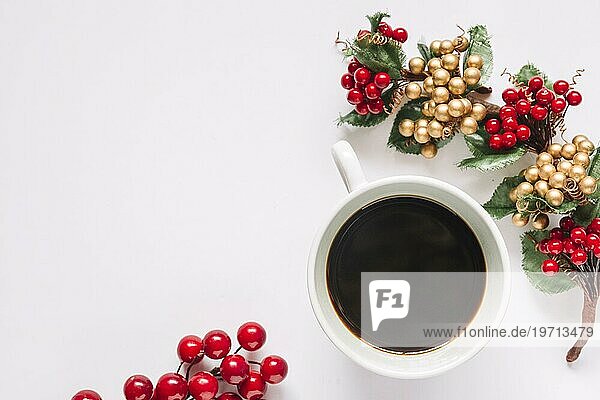 Weihnachtskomposition Kaffee mit Beeren
