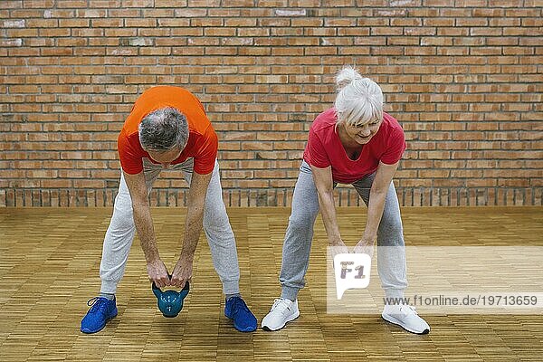 Fitnesskonzept mit älteren Menschen