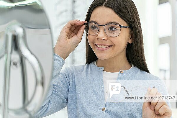 Mädchenladen mit Brille 4