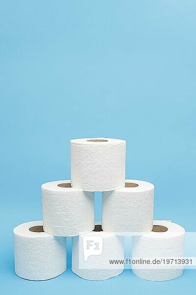 Vorderansicht Toilettenpapierrollen gestapelt in Pyramidenform