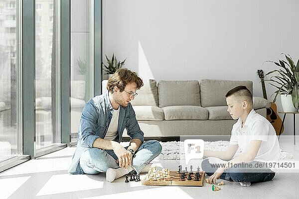 Tutor lernt Junge Schach spielen lange Ansicht