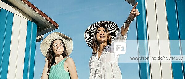 Strand Sommer Konzept mit zwei Frau suchen irgendwo