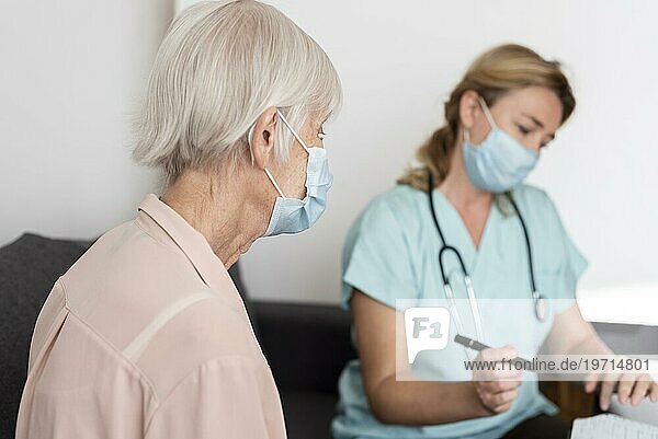 Weibliche Krankenschwester ältere Frau Pflegeheim während Check up