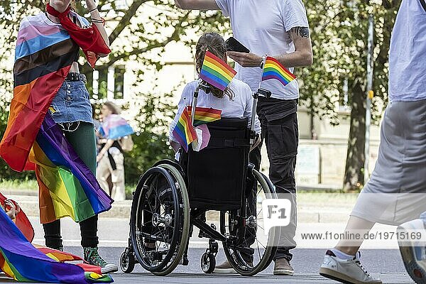 Christopher Street Day  Pride Demonstration als Zeichen für Vielfalt  Respekt  Akzeptanz und Gleichberechtigung  Rollstuhl  Stuttgart  Baden-Württemberg  Deutschland  Europa