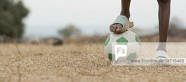Porträt afrikanisches Kind mit Fußball in Großaufnahme