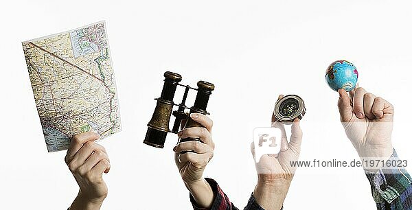 Reiseartikel mit Kartenkompass in den Händen