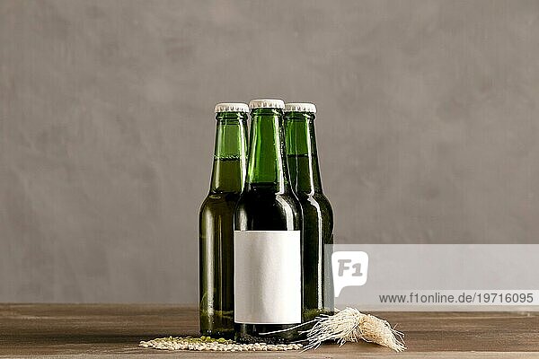 Grüne Flaschen weißes Etikett Holztisch