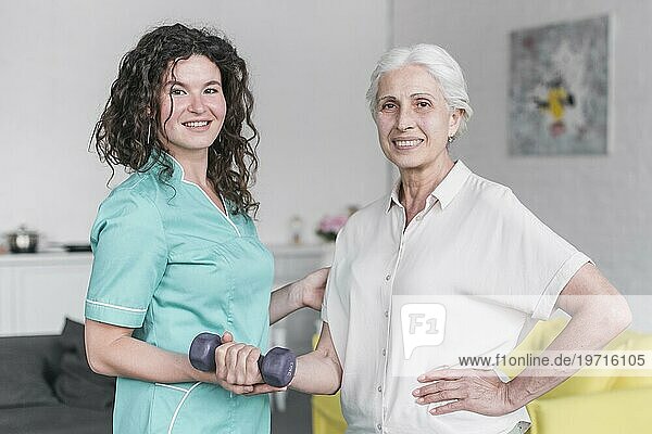 Porträt weibliche Physiotherapeutin ältere Patientin beim Training