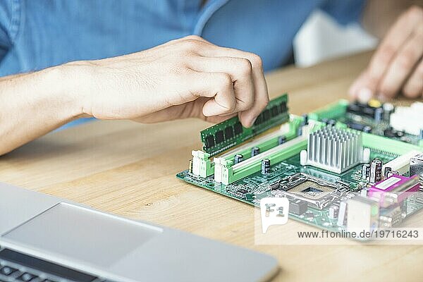 It Techniker repariert Hardware Ausrüstung s Holztisch